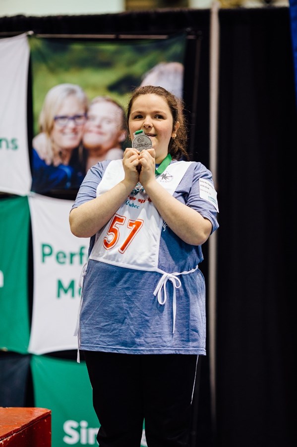 Juliette Nadeau pose fièrement avec sa deuxième médaille d'argent