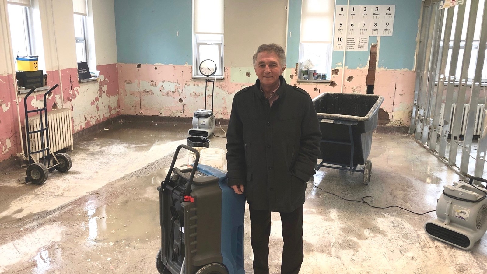 Le président de la CSBE, Charles-Henri Lecours, dans l'école l'Accueil de Scott après les inondations. 