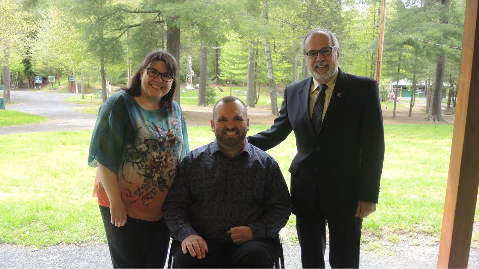 Mme Chantal Larivière et M. François Drouin, respectivement directrice générale et président de l'Association des personnes handicapées de la Chaudière, et M. Claude Morin, maire de Ville de Saint-Georges.