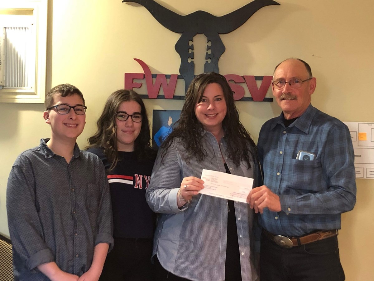 Richard Doyon est accompagné de Véronique Gilbert et de deux jeunes de la Maison des jeunes de Saint-Victor