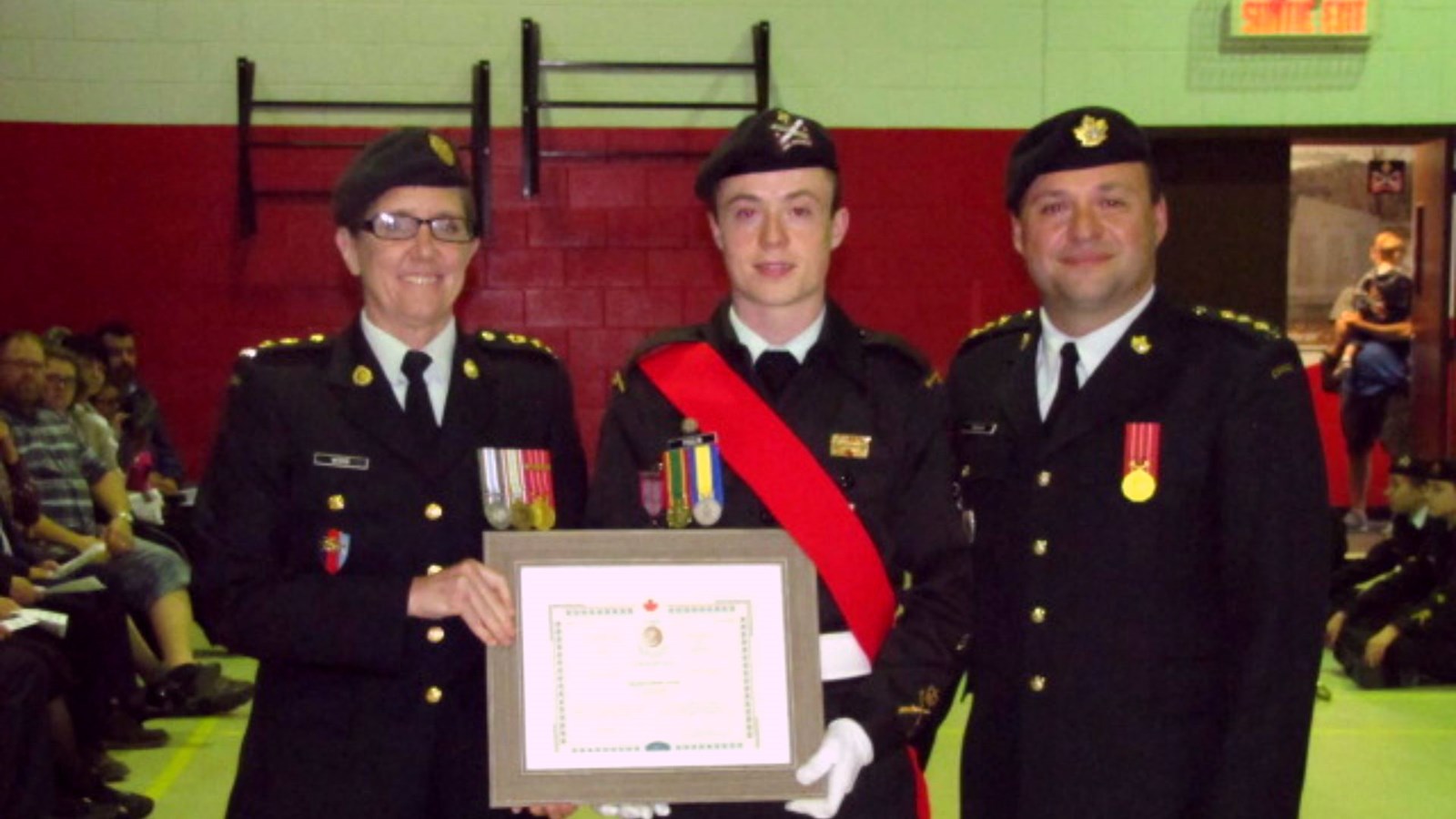 Gabriel Poulin et le Lt Colonel Isabelle Morin CD et le capitaine Sylvain Poulin CD, commandant du Corps de Corps de Cadets 619 de Beauceville