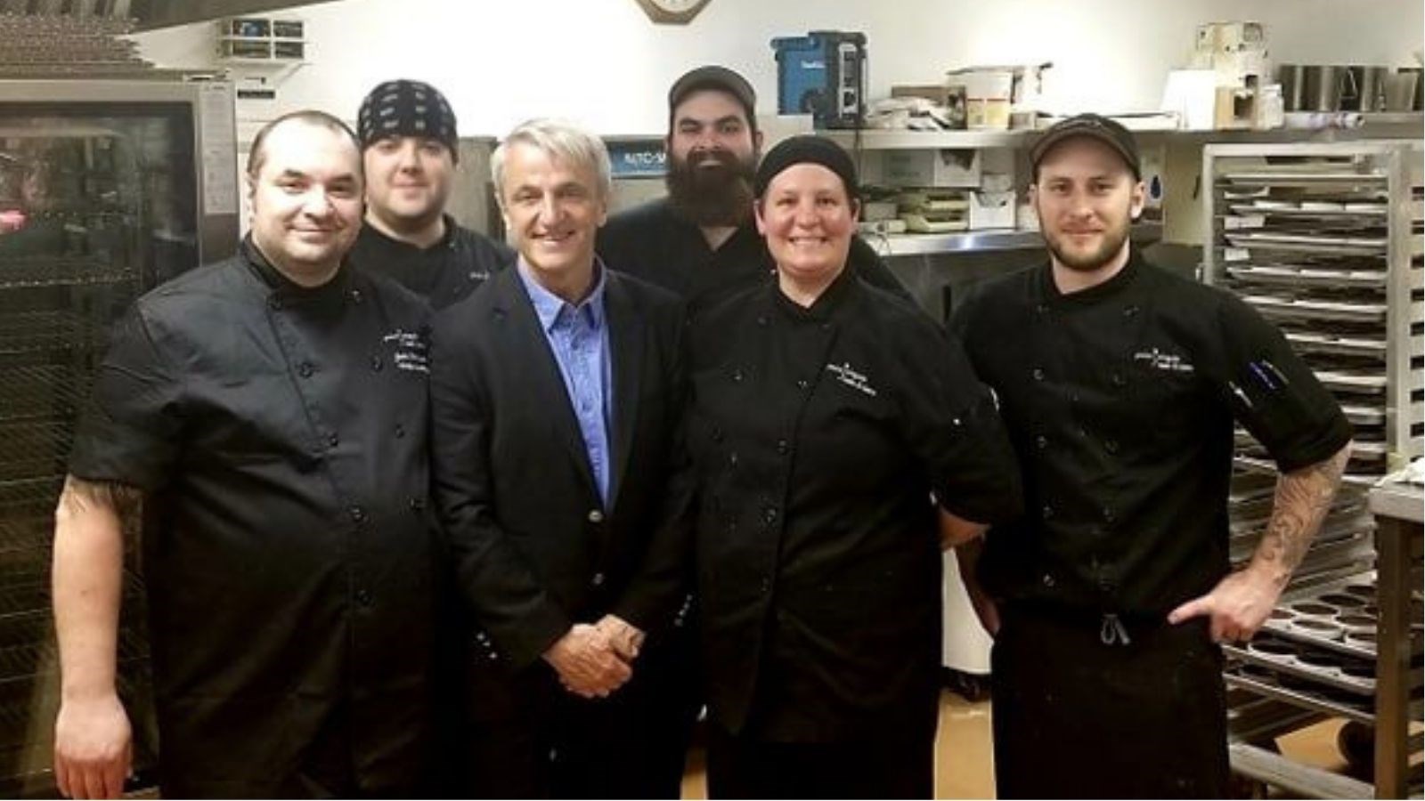 Jean Barbeau et Jean Soulard, accompagnés de l'équipe de cuisine du Georgesville