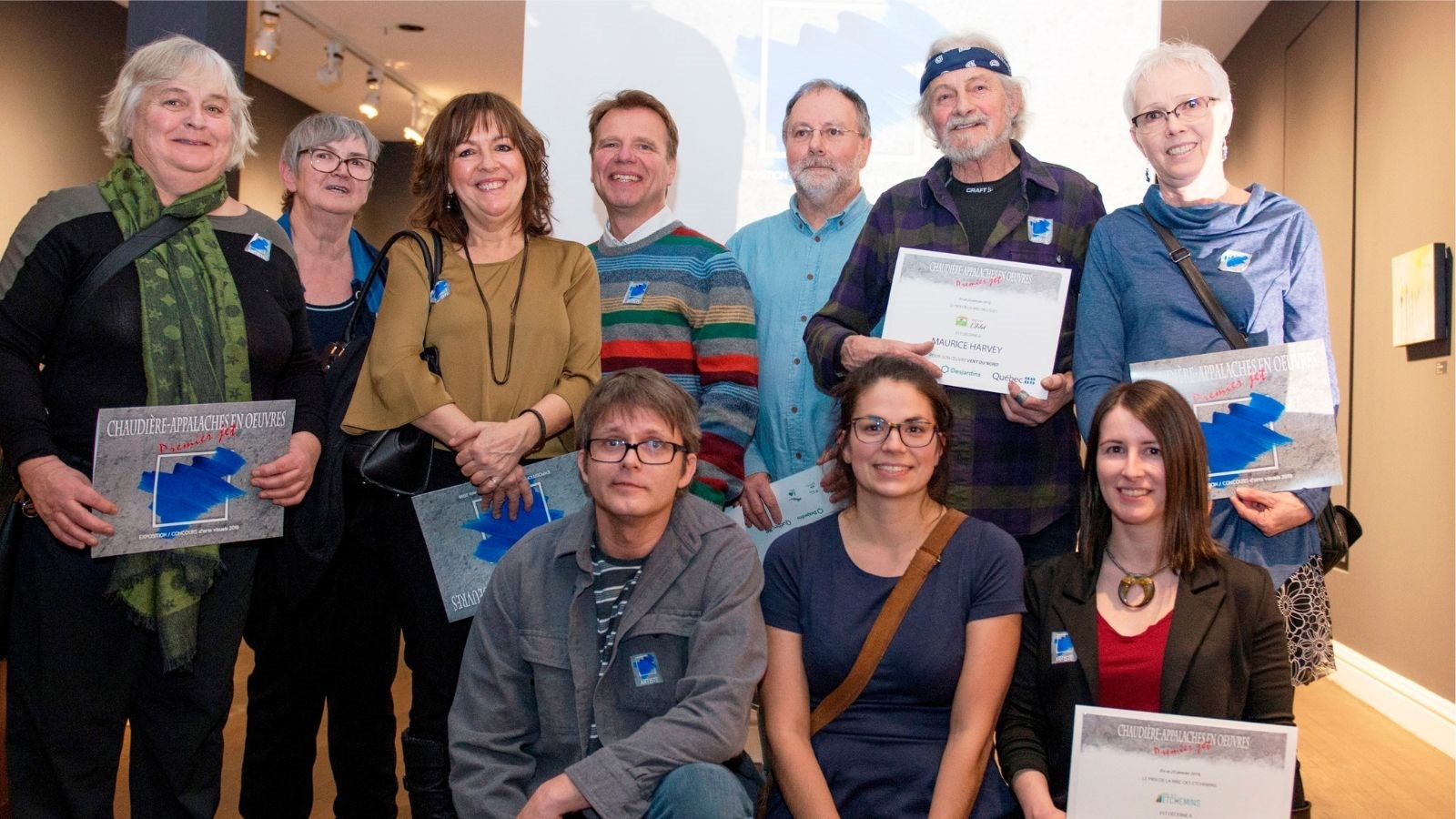 Les gagnants de l'édition « Premier jet » : à l'arrière, Lise Henri, Nicole Guillemette, Suzie Poulin, Paul Duval, Pierre Laliberté, Maurice Harvey et Brigitte Boutin; à l'avant, Guillaume Desjardins, Anne-Marie Aubé et Fanny Gaboury.