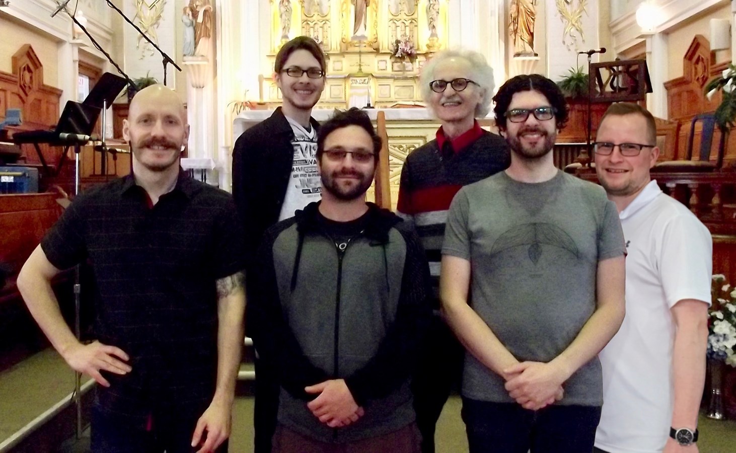 Les musiciens Daniel Grenier, Keven Quirion, Tommy Guay, Nicolas Loignon, Jean-Michel Grenier et leur directeur musical, Pierre Grenier