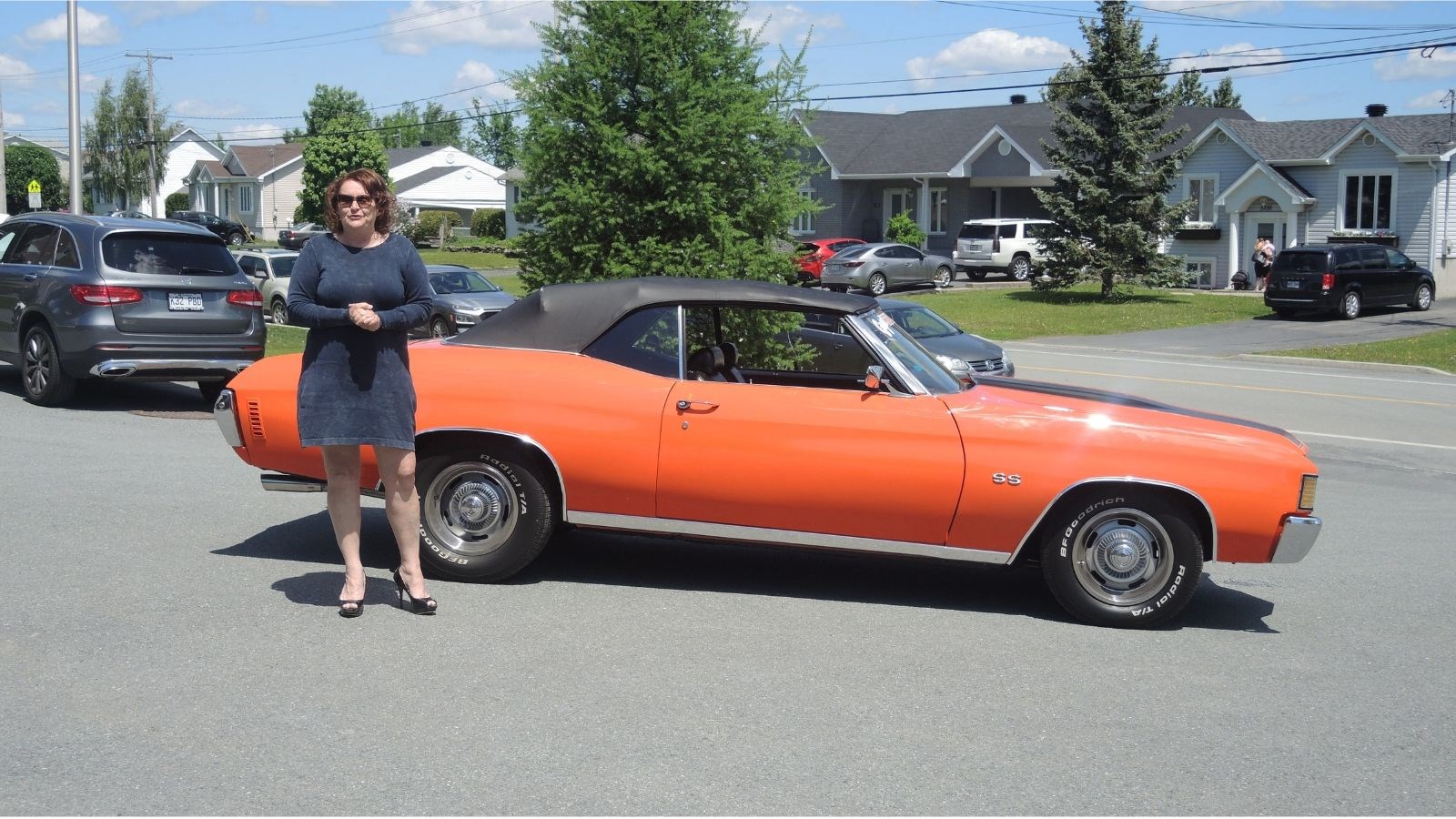 Mme Hélène Rodrigue, vice-présidente de la Fondation Moisson Beauce, devant la Chevrolet Chevelle SS convertible (Clone) 1972.