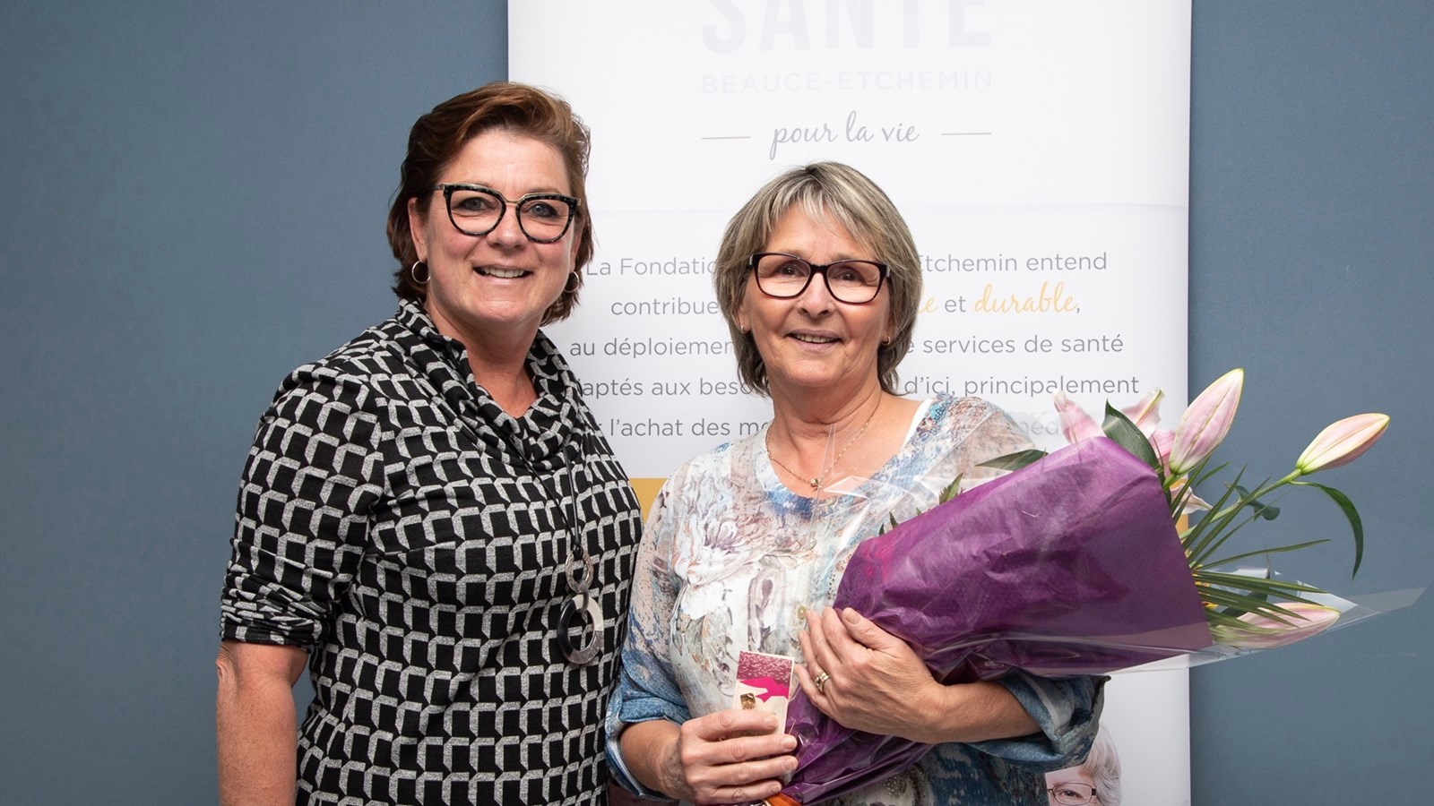 La présidente de la Fondation Santé Beauce-Etchemin, Manon Veilleux, et la bénévole Michelle Roy