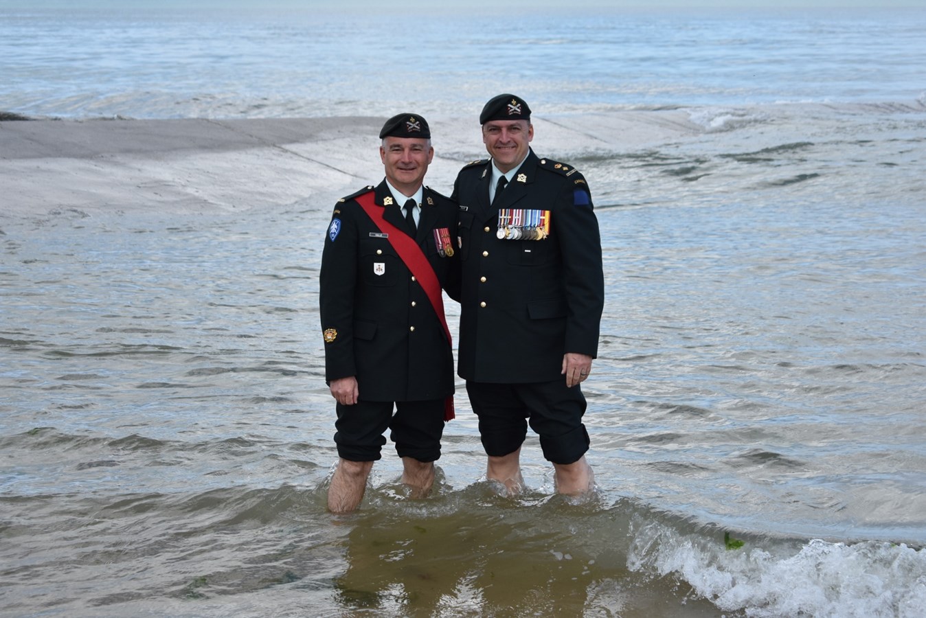 Tel le veut la tradition du Régiment de la Chaudière, à la suite de la commémoration de Bernières-sur-Mer, le commandant et son sergent-major se sont déchaussés pour entrer dans l’eau afin de commémorer les soldats ayant foulé la plage lors du Débarquement le 6 juin 1944.