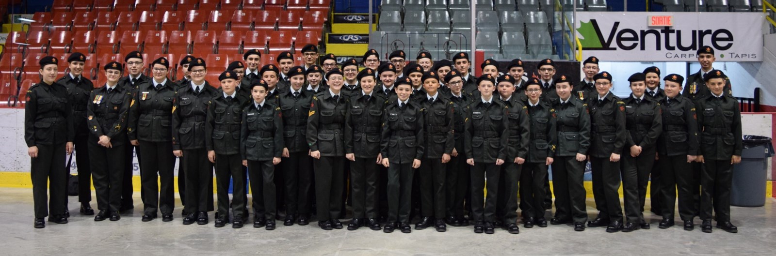 Plusieurs récipiendaires lors du cérémonial 2019 du corps de cadets 2625 de Saint-Georges