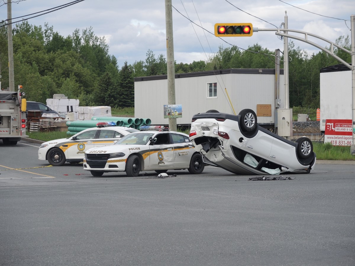 Un feu de résidence et un capotage sur la même intersection simultanément