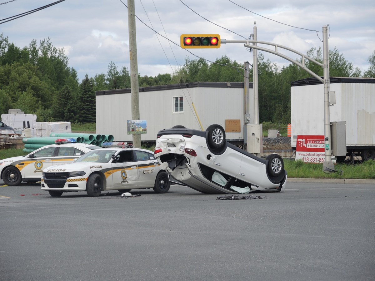 Un feu de résidence et un capotage sur la même intersection simultanément