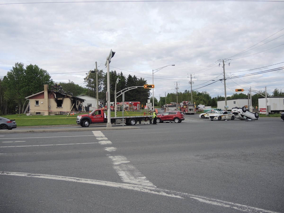 Un feu de résidence et un capotage sur la même intersection simultanément