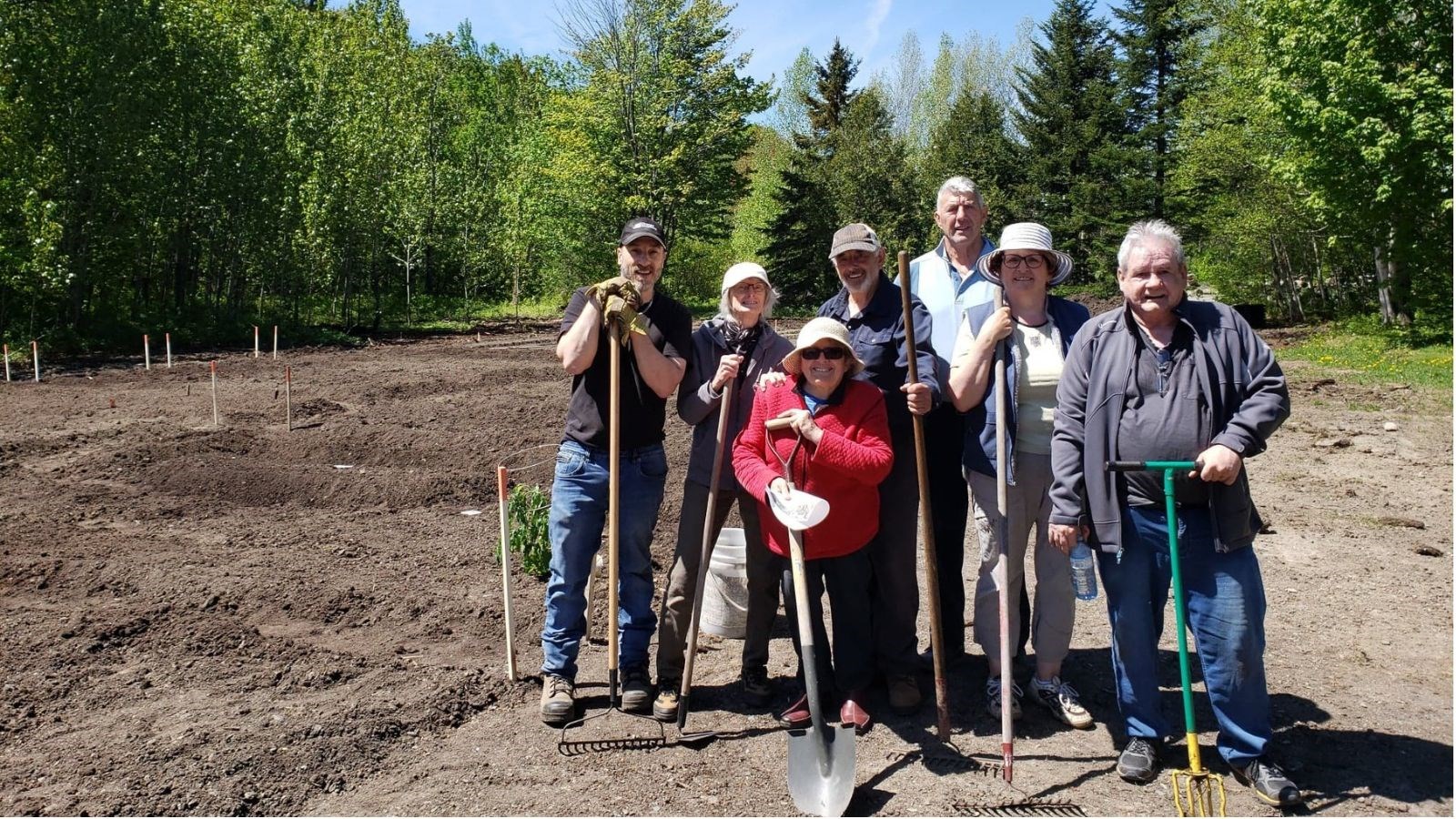 Les membres du comité fondateur des jardins communautaires lors de la première journée de corvée au jardin communautaire.