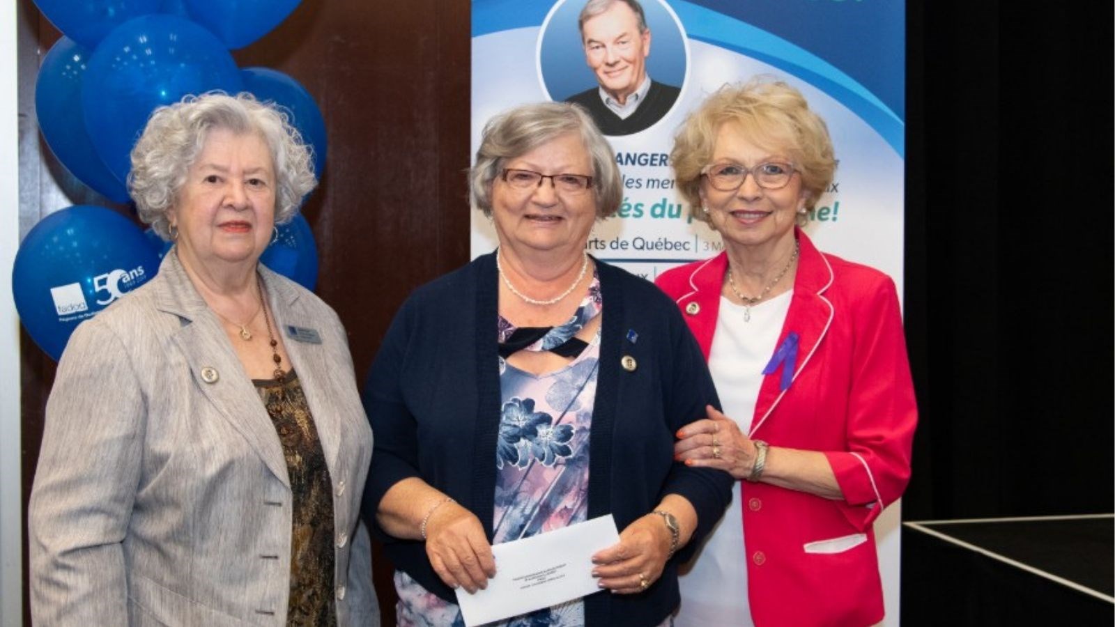 Club FADOQ de Saint-Isidore, de gauche à droite : Josette Dubé, 2e vice-présidente CA FADOQQCA, Nicole Laverdière, présidente du club, Angèle Bernier, représentante au CA FADOQQCA, secteur Tilly.  