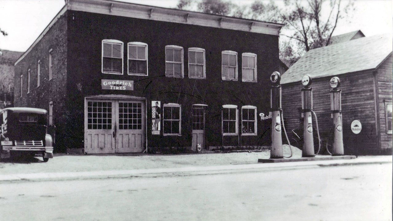 L'ÉPICERIE DE J. ERNEST BUREAU SUR LA PREMIÈRE AVENUE
