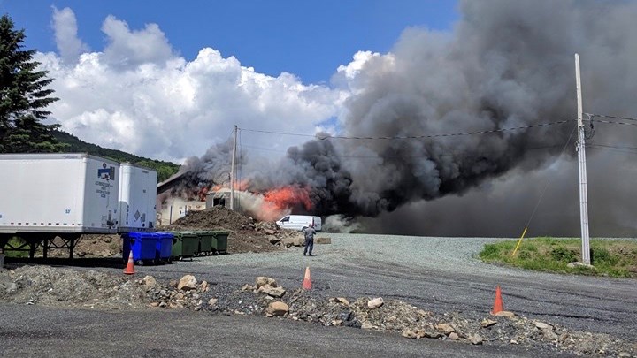 Un incendie emporte trois bâtiments au Mont Orignal