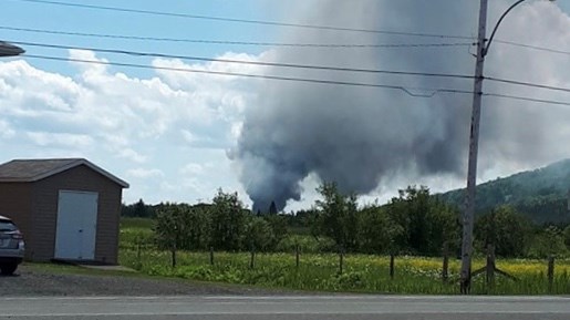 Un incendie emporte trois bâtiments au Mont Orignal