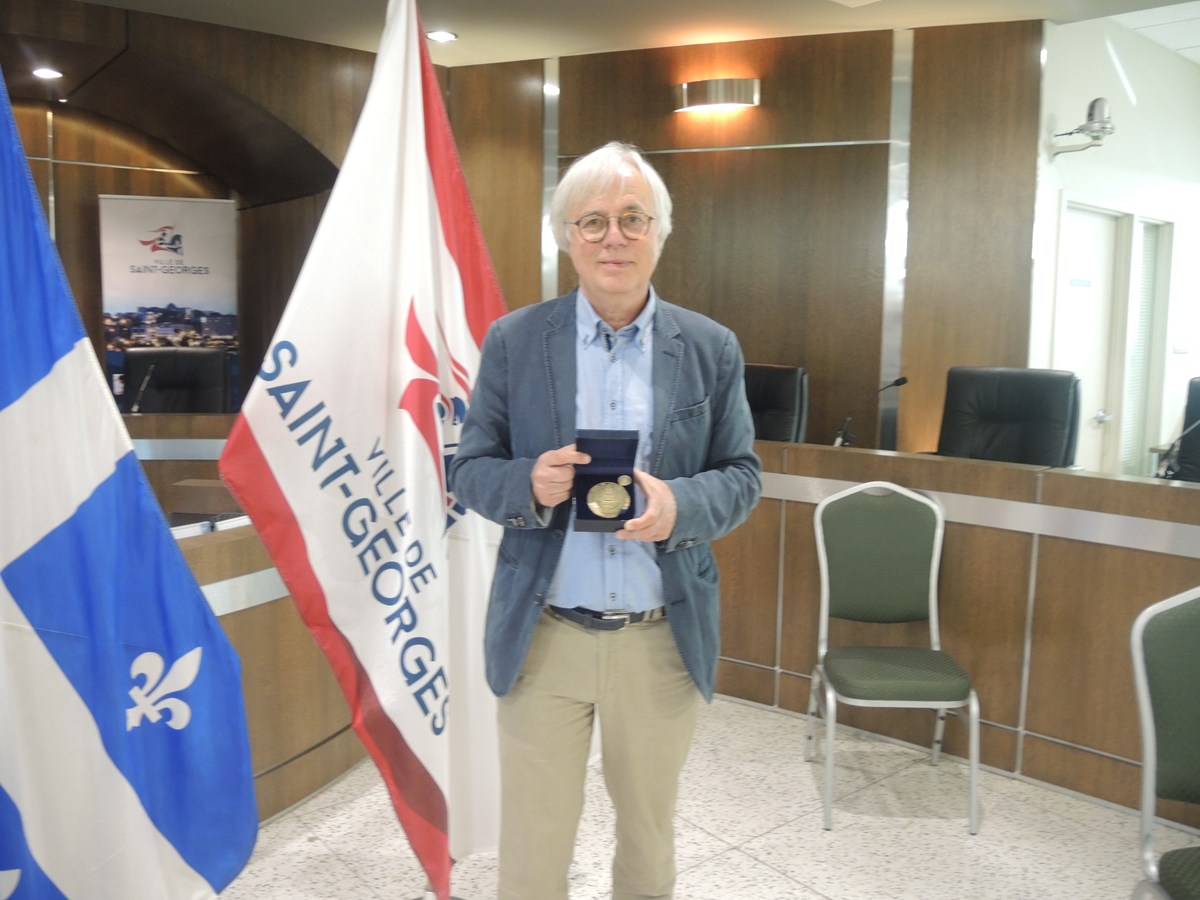Le Dr Pierre-Claude Poulin reçoit la Médaille du lieutenant-gouverneur