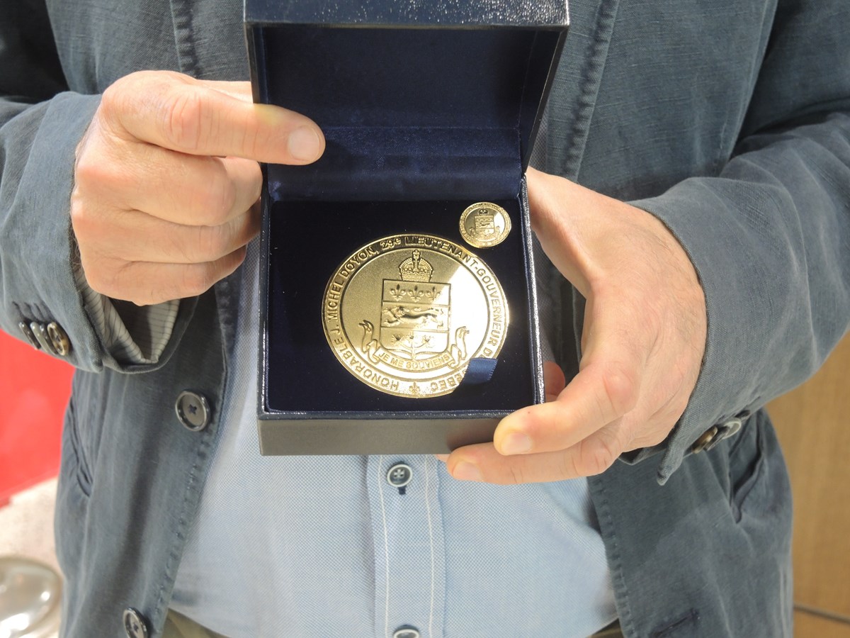 Le Dr Pierre-Claude Poulin reçoit la Médaille du lieutenant-gouverneur