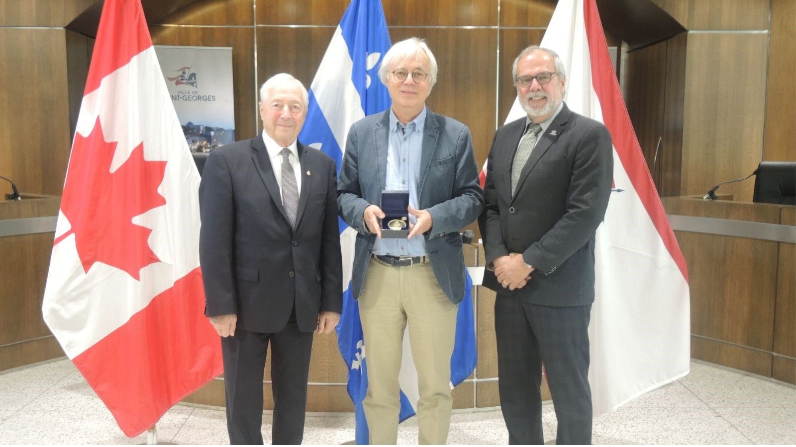 De gauche à droite : l'honorable J. Michel Doyon, lieutenant-gouverneur du Québec, le Dr Pierre-Claude Poulin, et le maire de Saint-Georges, Claude Morin.