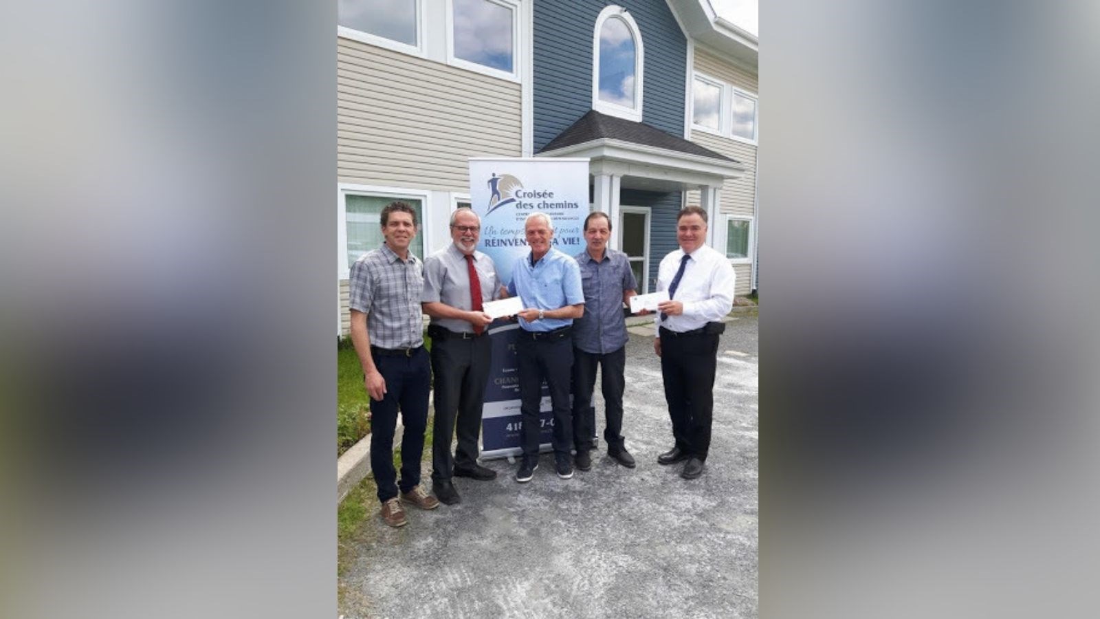 De gauche à droite : Mike Poulin (intervenant), Claude Morin (maire de Saint-Georges), Maryo Larouche (directeur général de La Croisée des chemins), Gérald Ouellet (président de La Croisée des chemins), Normand Roy (préfet de la MRC de Beauce-Sartigan).