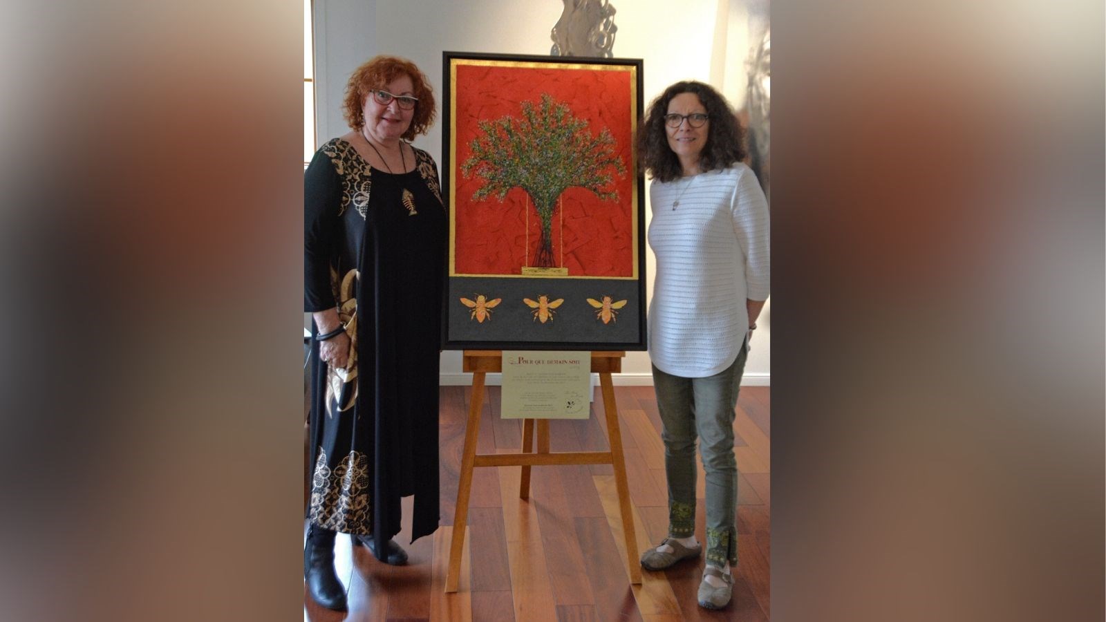 L'artiste Lyse Marsan devant « Pour que demain soit », accompagnée de Josée Marceau, directrice générale et artistique.