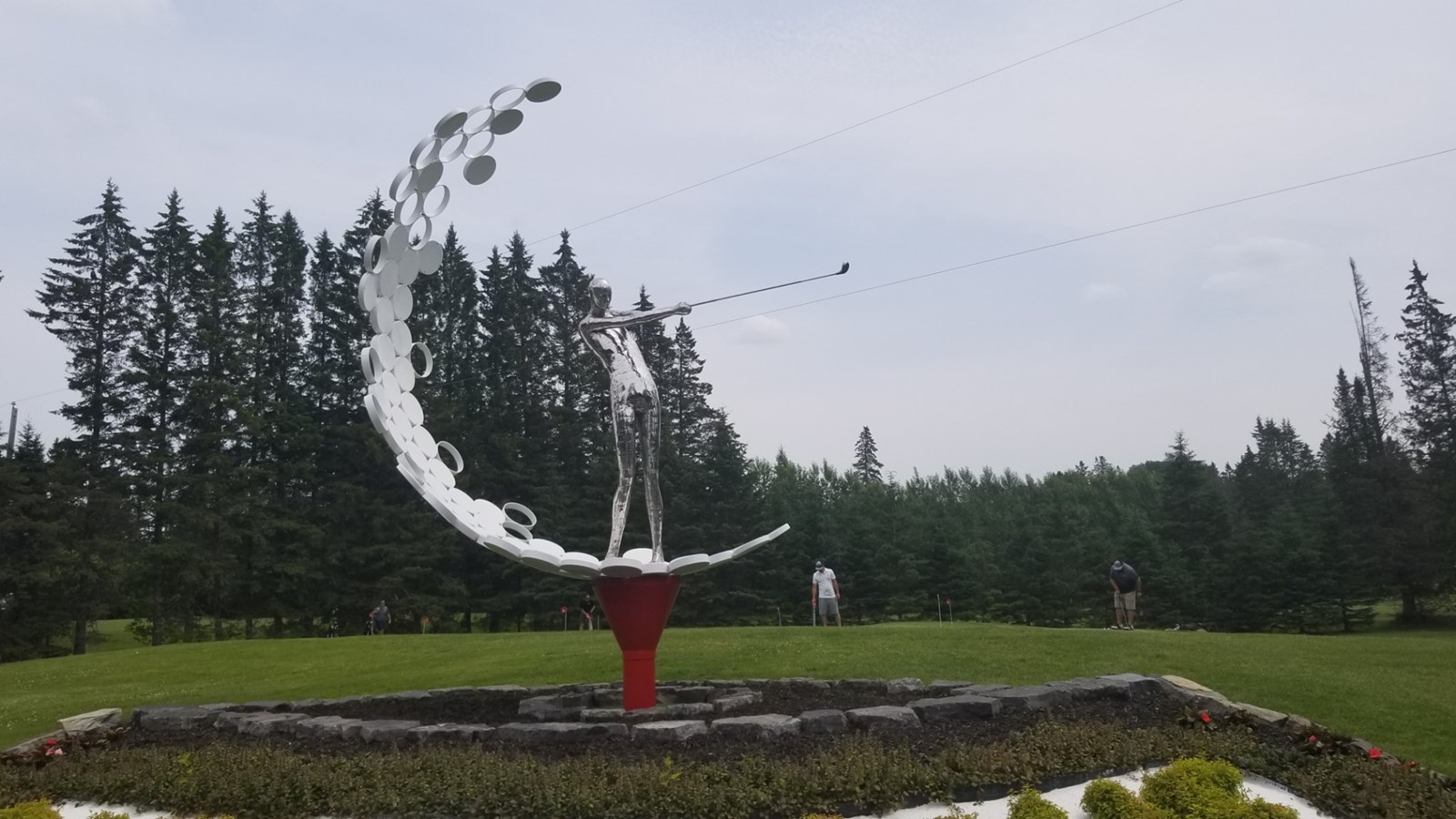 La sculpture trône entre le stationnement et le pavillon principal du club