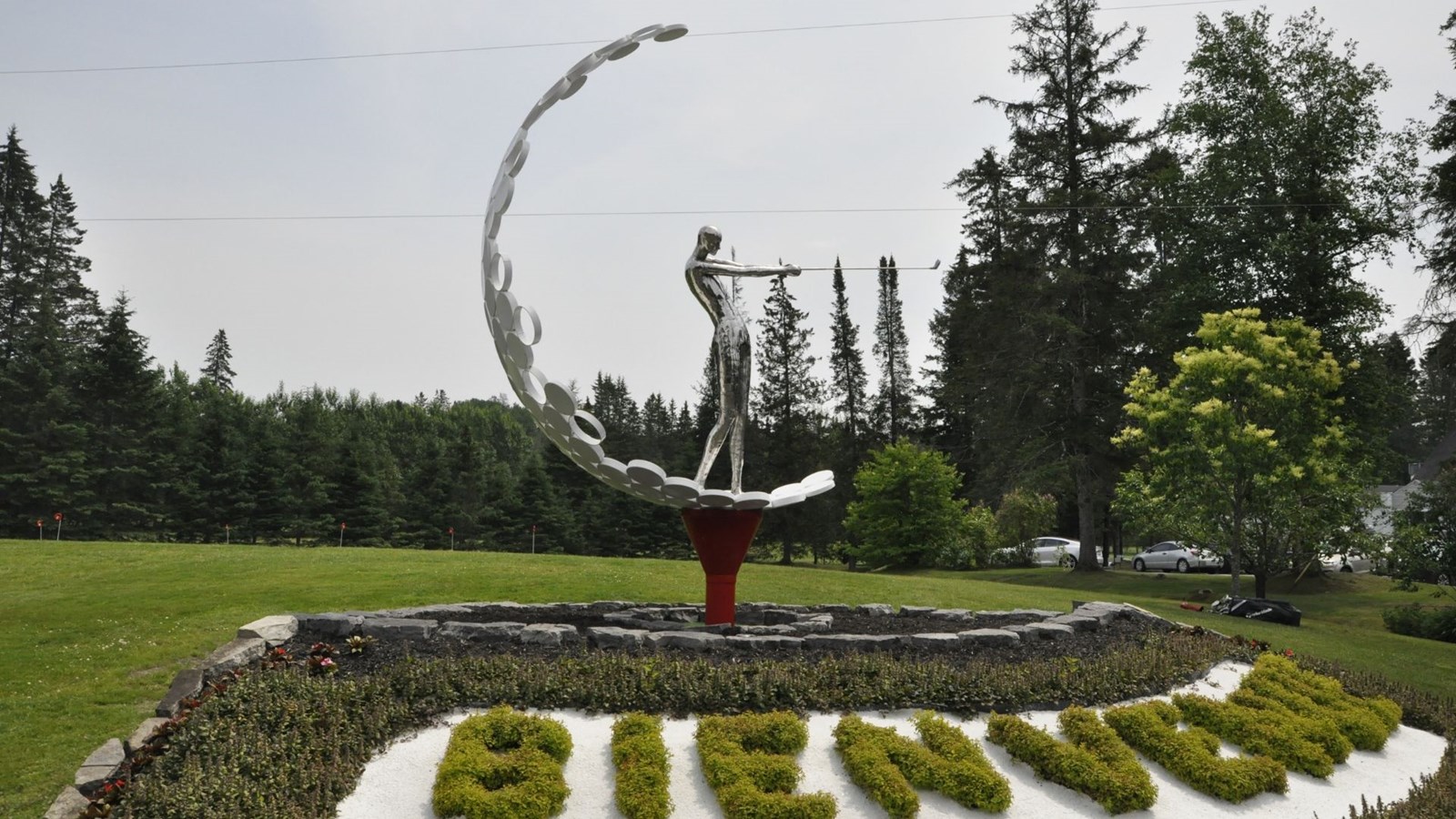 La sculpture se trouve près du pavillon principal du club de golf