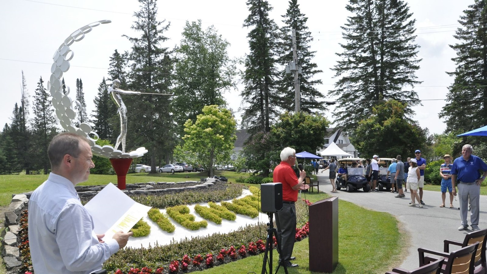 Michel Gendreau (président de Garaga),  a payé en son nom la construction de la sculpture. 