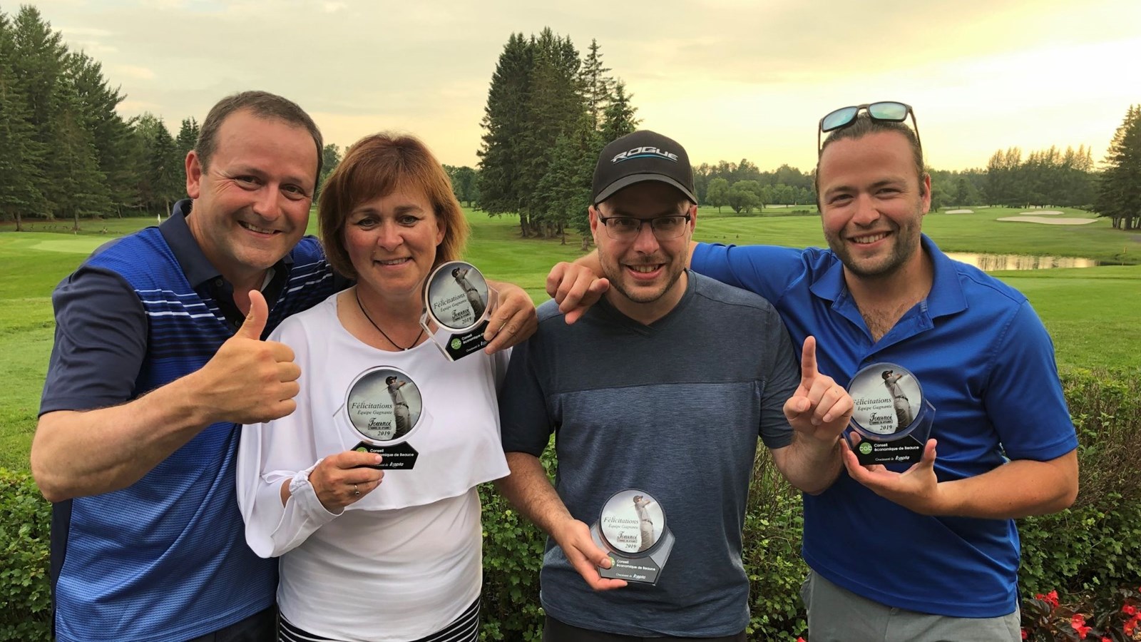 Les gagnants de l'après-midi: André Gilbert, Marie-Claude Gosselin, Patrick Gilbert, Alexandre Veilleux. 