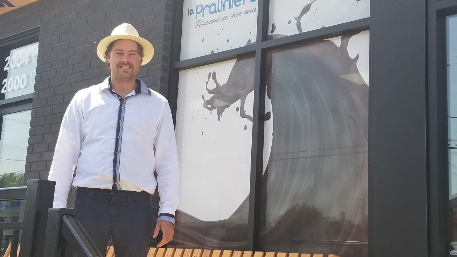Samuel Pépin devant sa bâtisse au 2000 boulevard Dionne. 