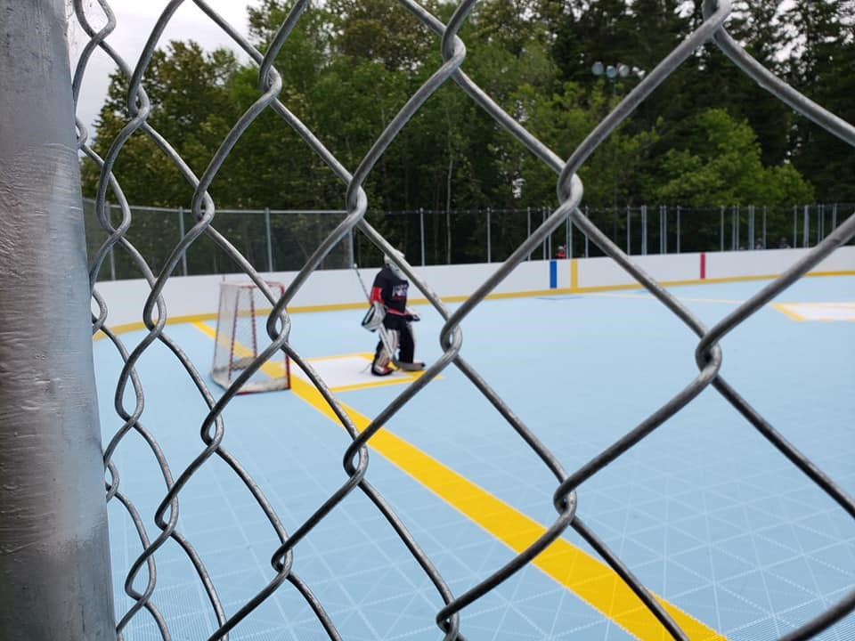 Notre-Dame-des-Pins s’est dotée d’une surface de dek hockey