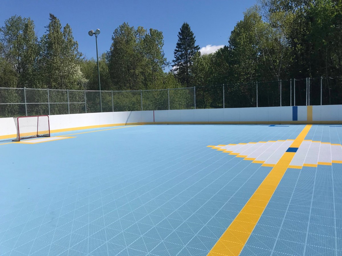 Notre-Dame-des-Pins s’est dotée d’une surface de dek hockey