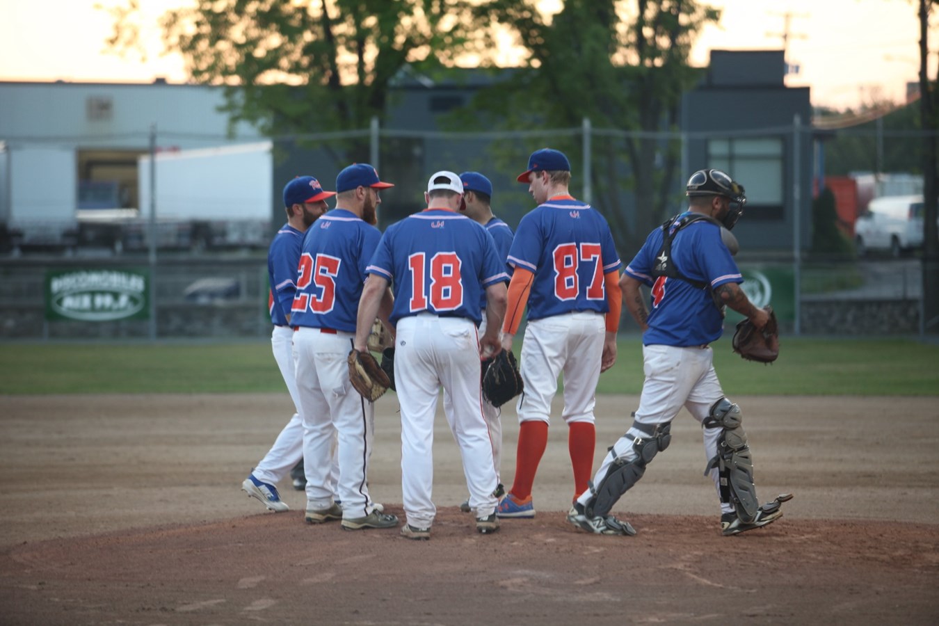Les Jarrets Noirs remportent le duel beauceron contre le Rover