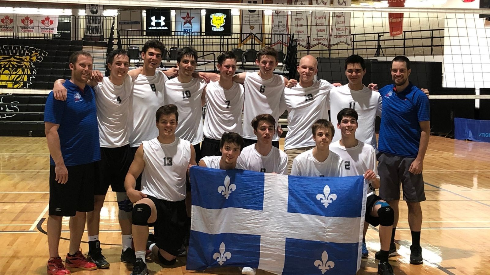 Anthony et Isaël Labbé sont les deux premiers joueurs en bas à gauche sur la photo.