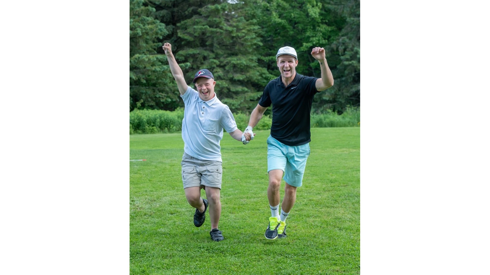 Un golfeur et un membre de l’AIS lors d’une activité organisée lors du tournoi