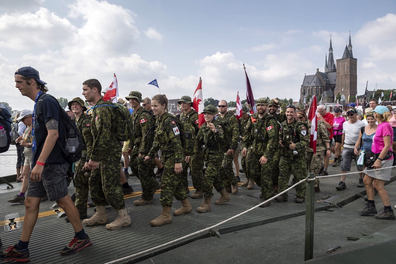 Des membres de l’équipe du Régiment de la Chaudière traversent le pont qui a été érigé par les Forces armées néerlandaises sur la rivière Maas, à Cuijk, aux Pays-Bas pendant la quatrième et dernière journée de la Marche de Nimègue le 19 juillet 2019.