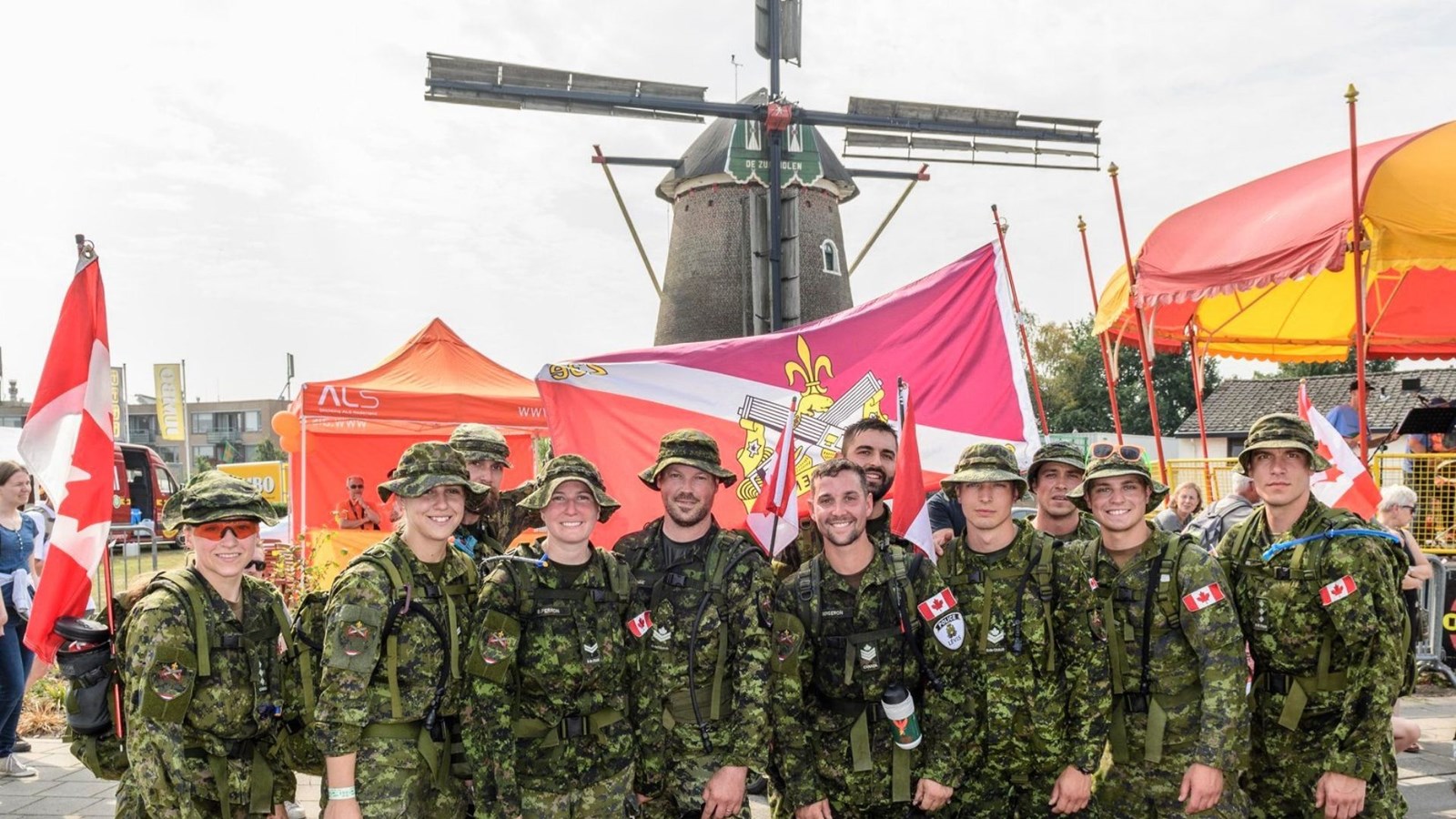 Les membres du Régiment de la Chaudière à la fin de la quatrième et dernière journée de la marche.