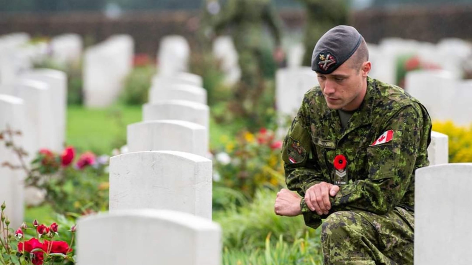 Un membre de l’équipe, le Caporal-Chef Pierre-Yves Constant, se recueille sur la tombe d’un soldat du Régiment mort durant la Seconde Guerre mondiale lors de la cérémonie au cimetière Canadien de Groesbeek, Pays-Bas.