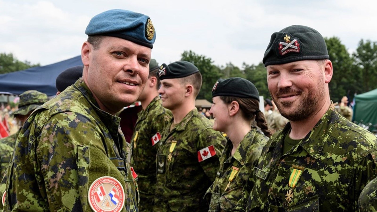 Le Commandant de la Force Opérationnelle interarmées Nimègue (FOI Nimègue) le Lieutenant- colonel Éric Quirion félicite le Caporal-Chef Dave Laflamme pour sa participation.