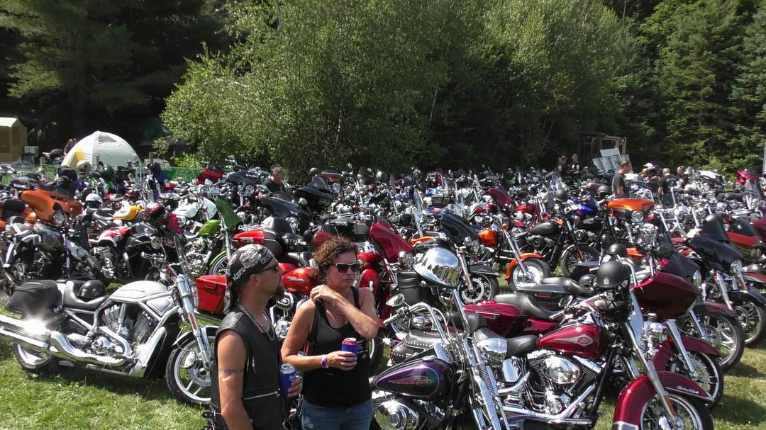 1200 motocyclistes participent au Party Harley du bar Traffic