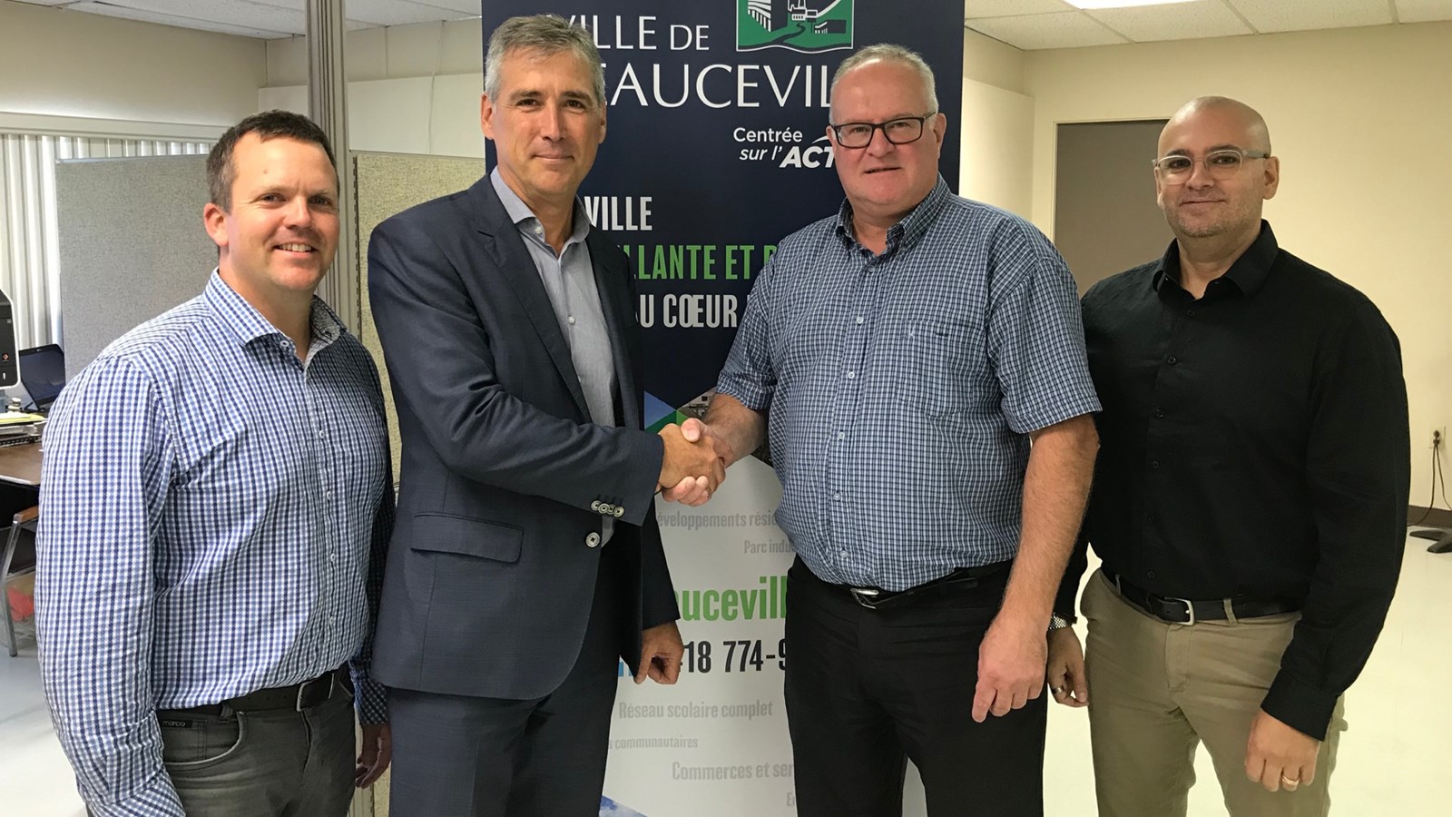 François Langevin, directeur des loisirs, Francis Lacasse, président du Groupe HONCO, le maire François Veilleux, M. Félix Nunez, directeur général