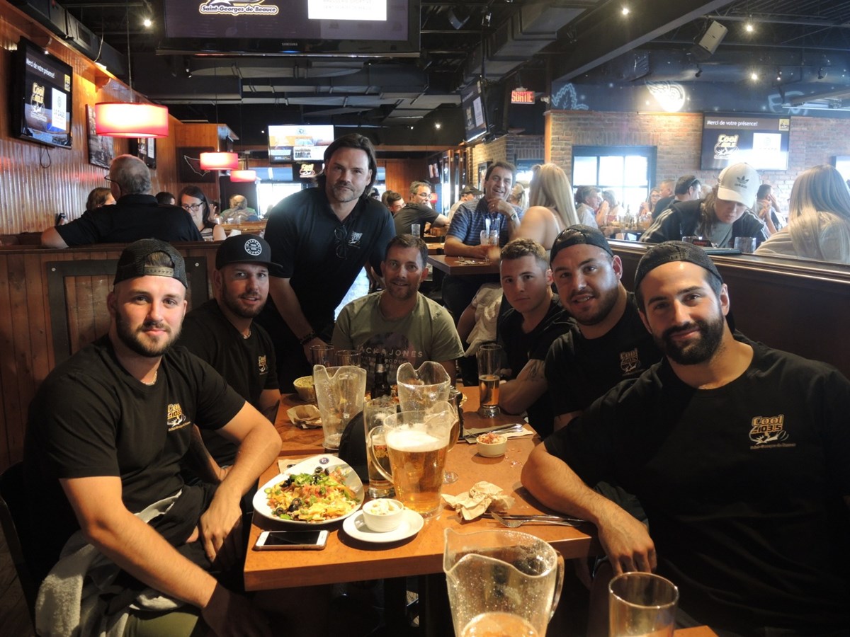 Le Cool FM a annoncé hier le retour de plusieurs joueurs. Sur la photo, Mathieu Nadeau, Kevin Cloutier, l'entraîneur-chef, Éric Bertrand, William Breton, Dave Hamel et Olivier Dallaire.