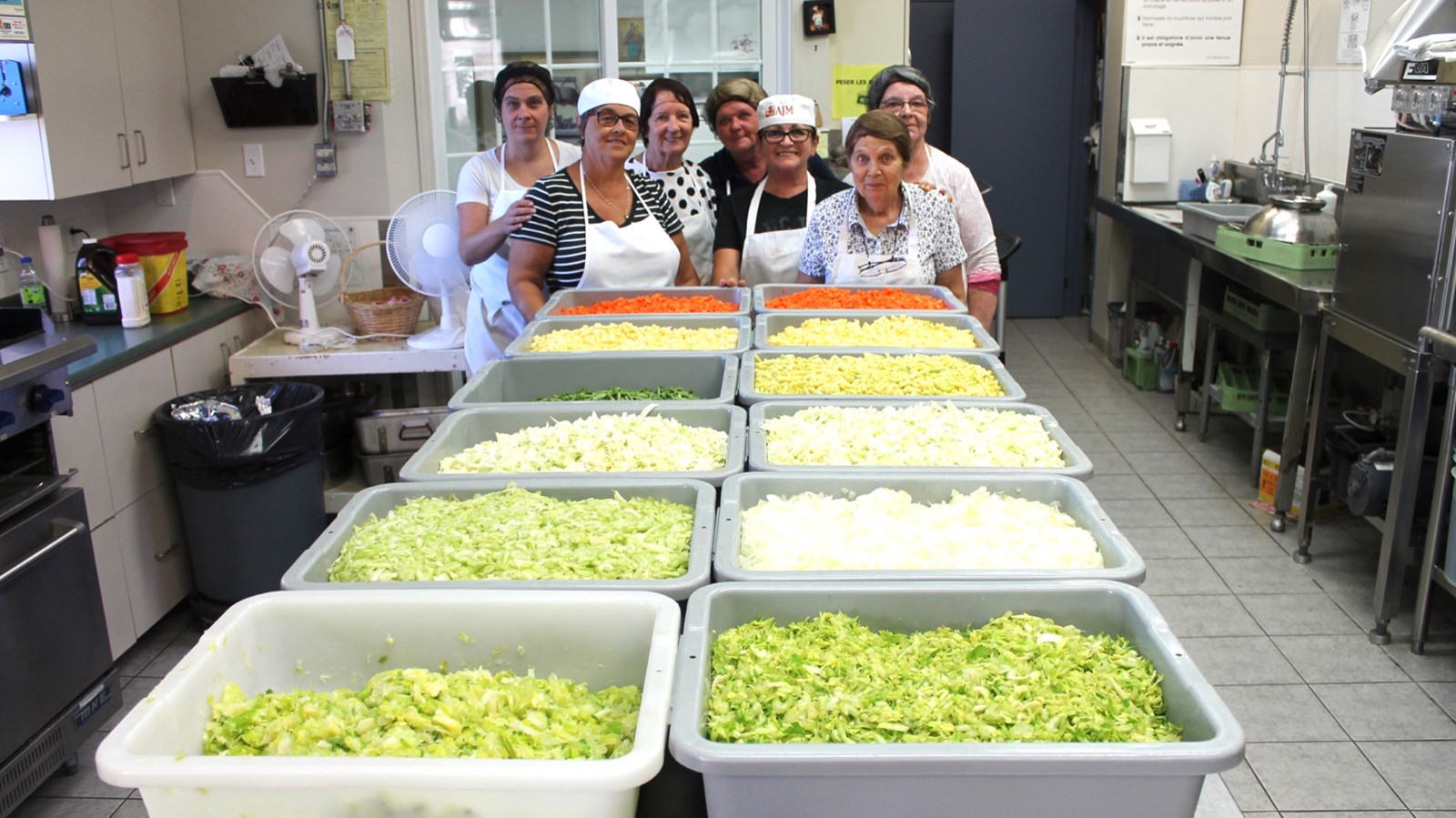 De gauche à droite : Isabelle Blackburn (cuisinière), Roseanne Létourneau (bénévole), Denise Proteau (bénévole), Dannie Bolduc (cuisinière), Colombe Vachon (chef cuisinière), Adrienne Breton (bénévole) et Renée Caron (bénévole).