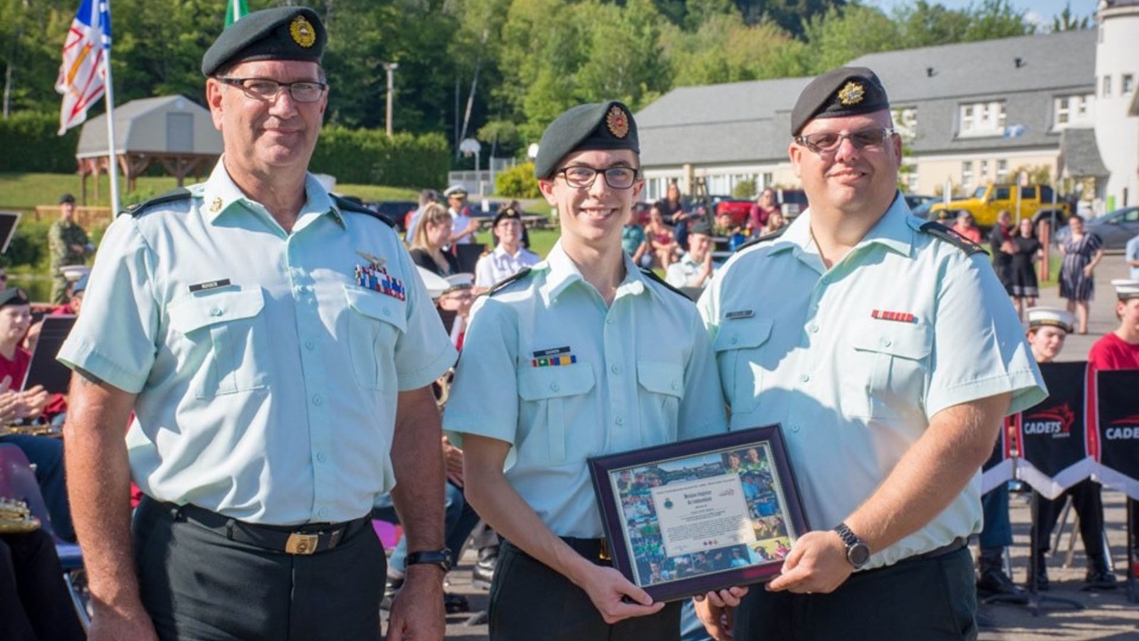 Nicolas Gagnon reçoit la mention élogieuse du commandant du Centre d’entraînement musical des cadets du Mont Saint-Sacrement. Photo prise par le personnel du Centre d’entraînement musical des cadets du Mont Saint-Sacrement.