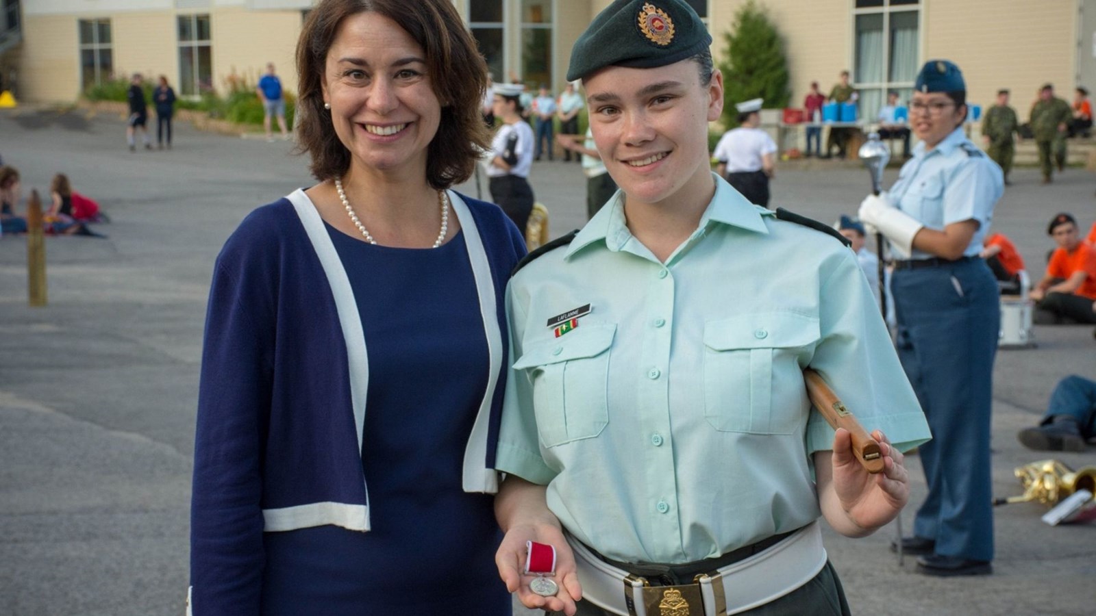 Rachel Laflamme reçoit la médaille de l’Ordre de St-Georges. Photo prise par le personnel du Centre d’entraînement musical des cadets du Mont Saint-Sacrement.