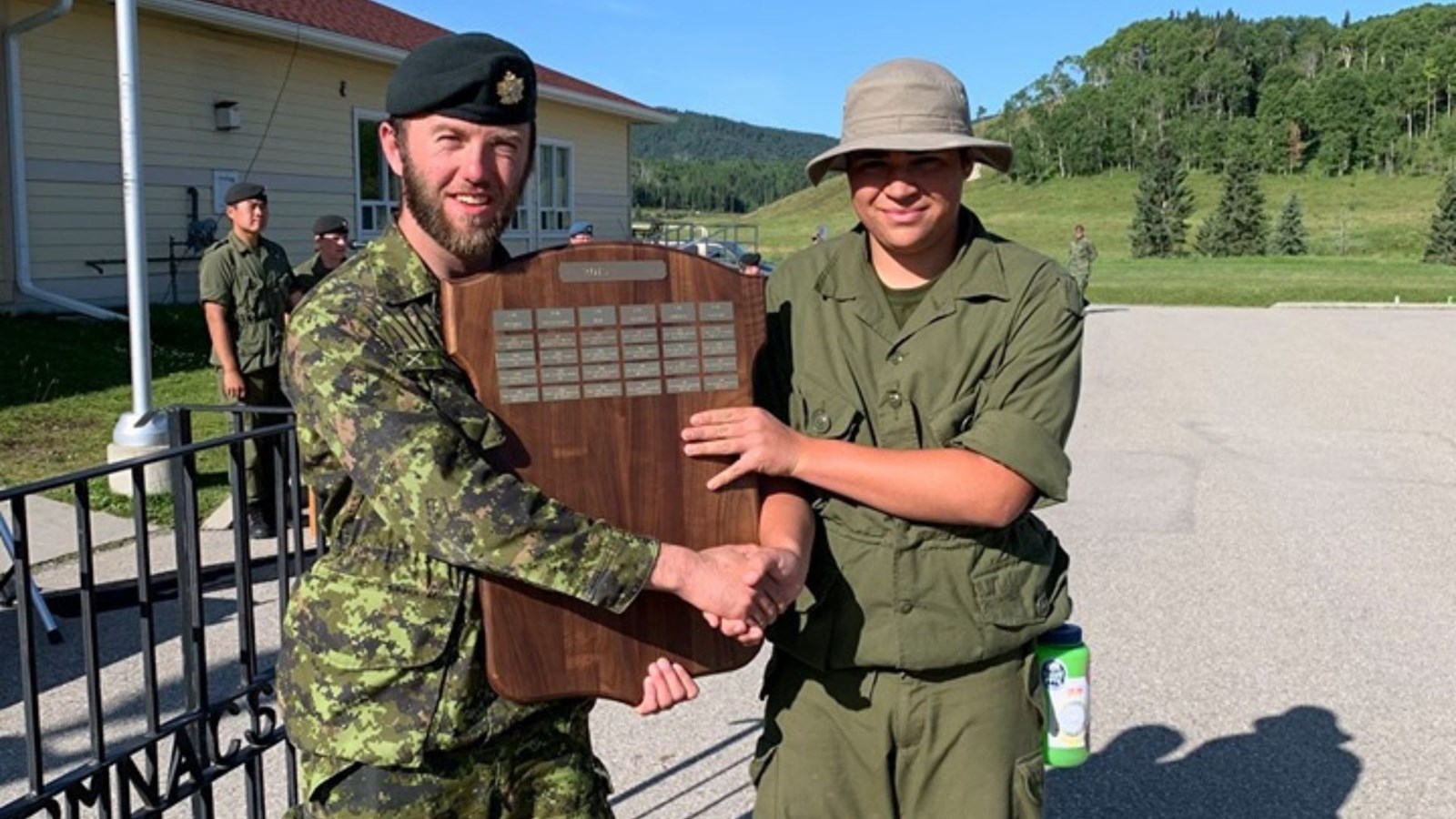 Mathis Pouliot reçoit le prix de son officier. Photo prise par le personnel du Centre d’entraînement des cadets des Montagnes Rocheuses.