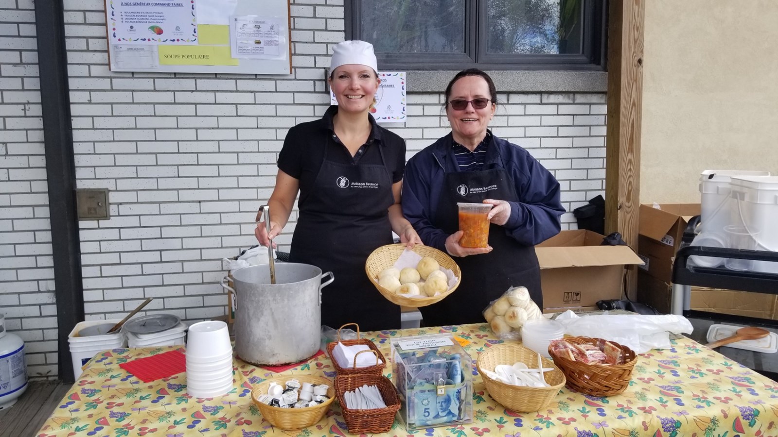 Manon Carrier, responsable des relations externes chez Moisson Beauce, et Diane Martineau, secrétaire-réceptionniste.