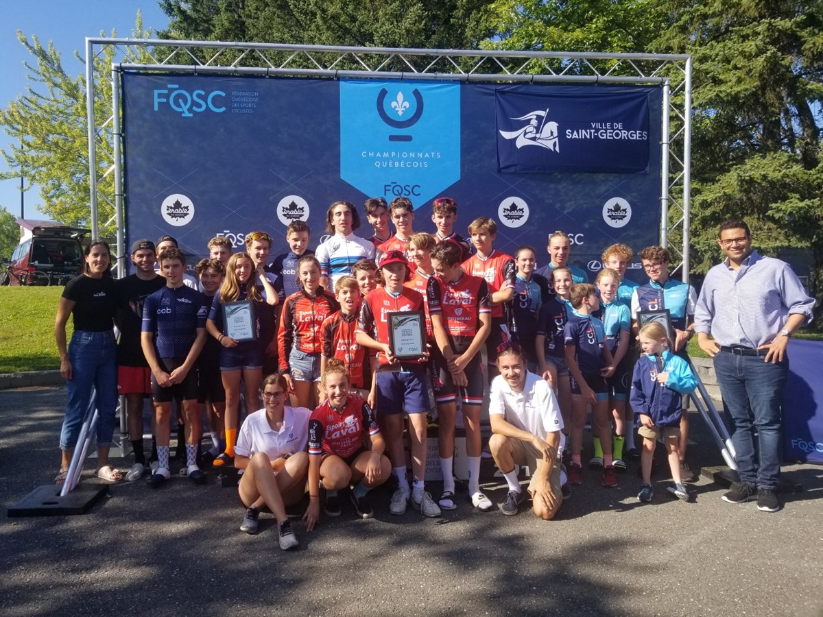 M. Samuel Poulin a remis les plaques pour les trois meilleures délégations des Championnats québécois espoirs sur route 2019. Les Espoirs de Laval Primeau Vélo (1ère position), le Club cycliste Boucherville-Vélo 2000 (2e place) et le Club cycliste Lévis-Sport Olympe (3e place) ont été les meilleures équipes de la compétition à l’issue des dernières épreuves dimanche.
