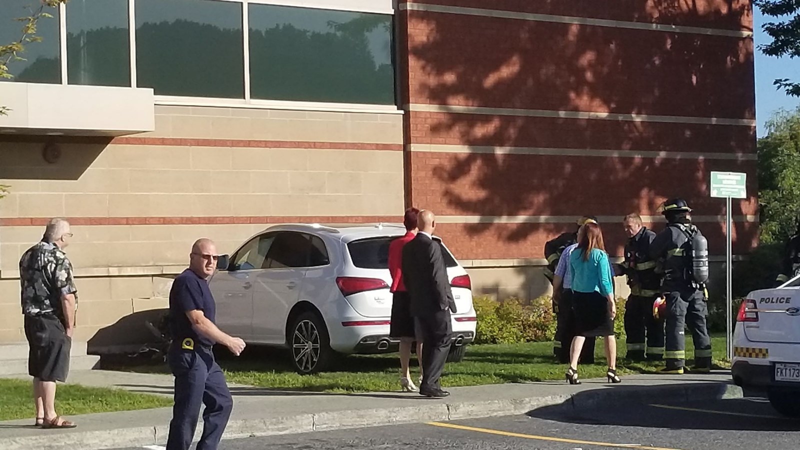 Une femme percute un mur de la Caisse Desjardins à Saint-Georges