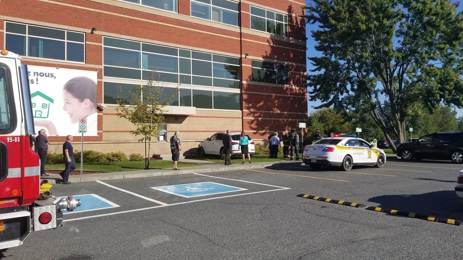 Une femme percute un mur de la Caisse Desjardins à Saint-Georges